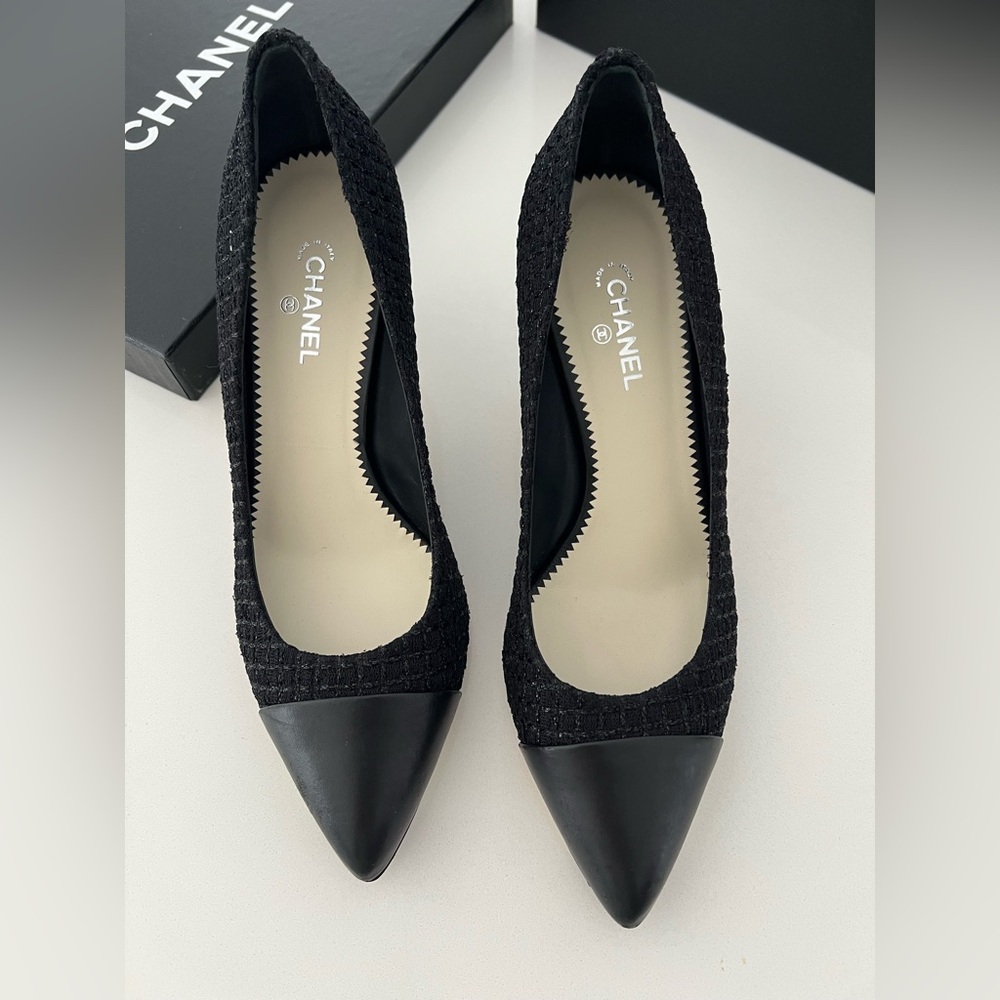 CHANEL Elegant Black Tweed Heels